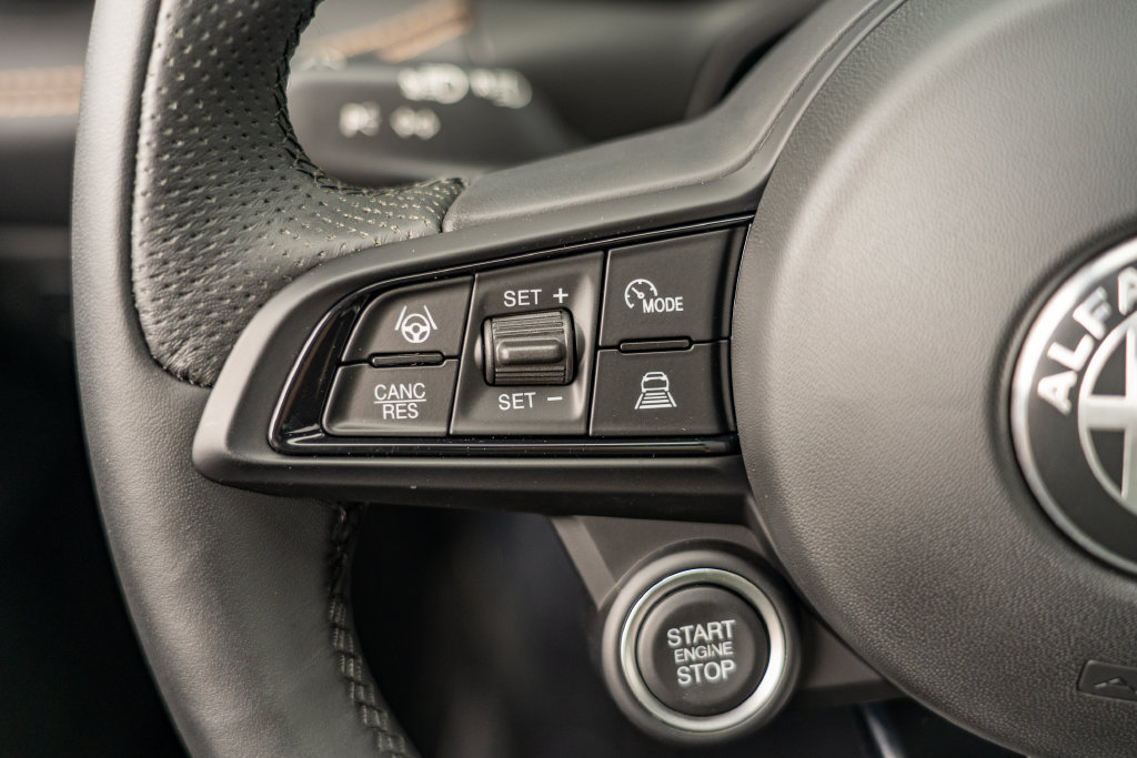 New 2025 Alfa Romeo Tonale w/ Premium Package AWD/4WD image 28