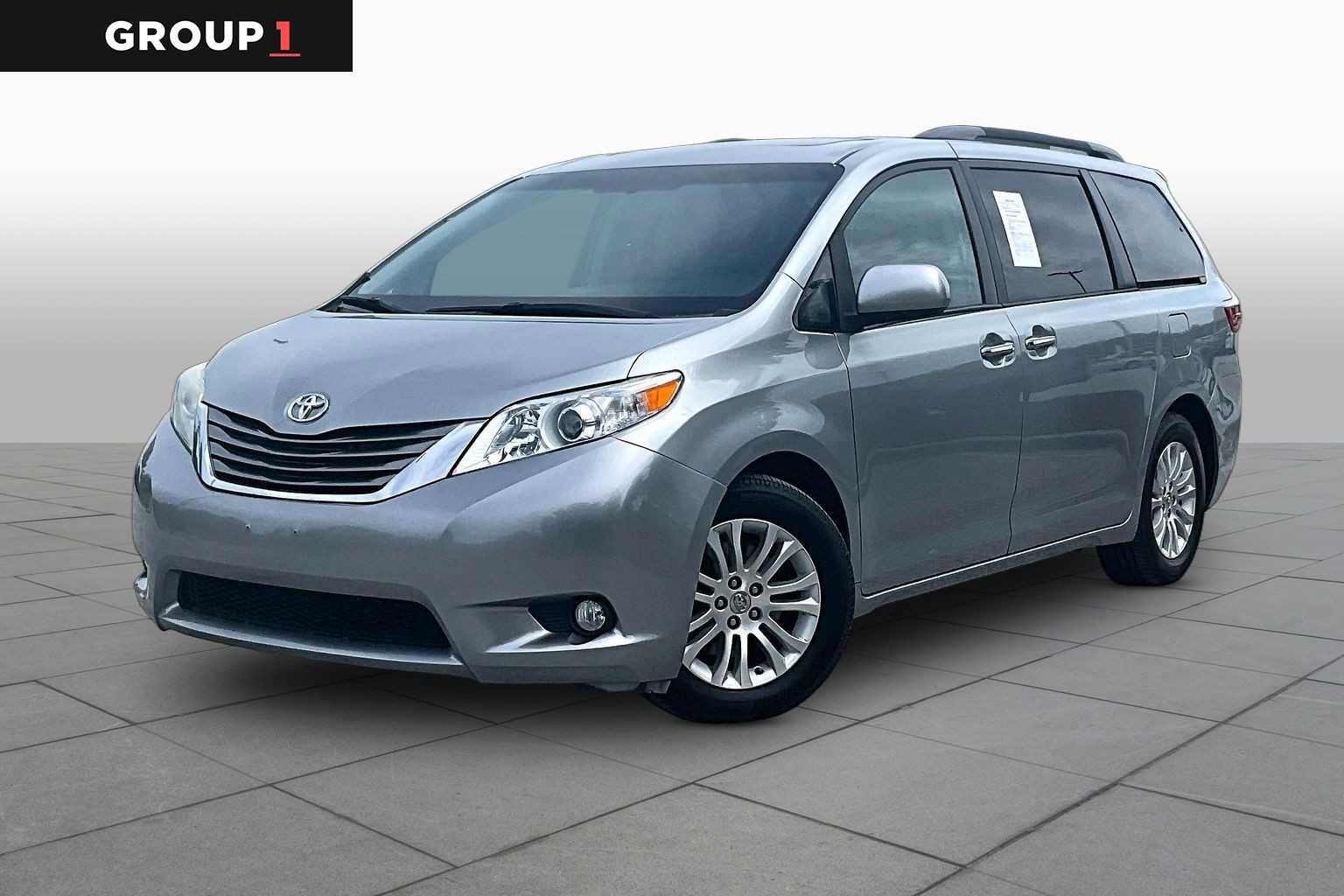 Used 2017 Toyota Sienna XLE w/ XLE Navigation Package FWD image 1