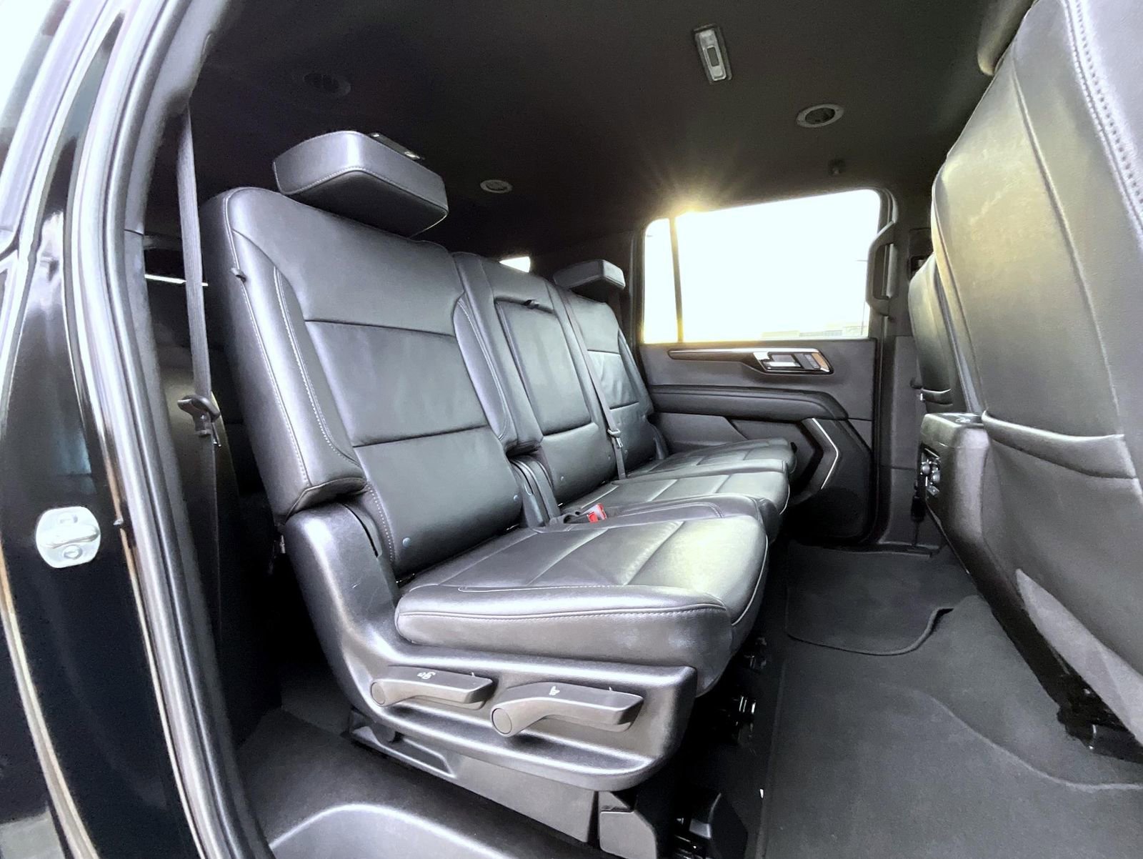 Used 2025 Chevrolet Suburban Z71 image 18