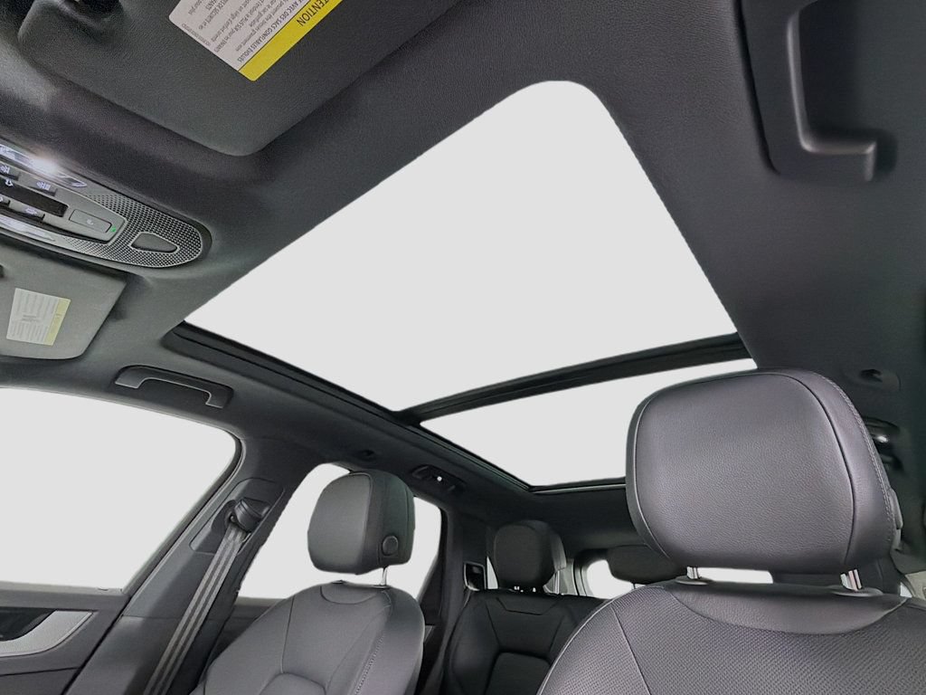 Certified 2025 Porsche Cayenne AWD/4WD image 22