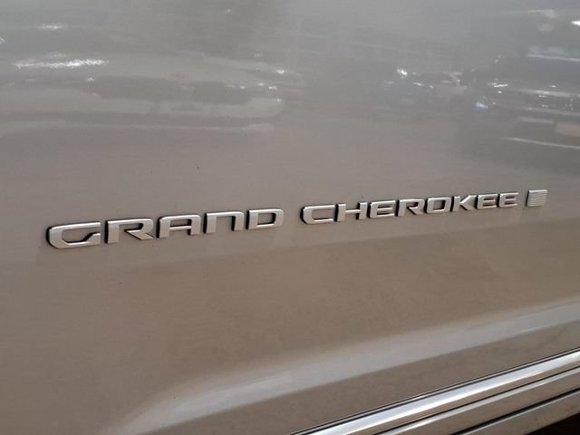 Used 2024 Jeep Grand Cherokee Summit AWD/4WD image 10