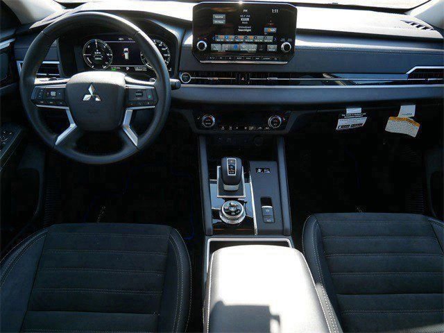 Used 2025 Mitsubishi Outlander SE image 11