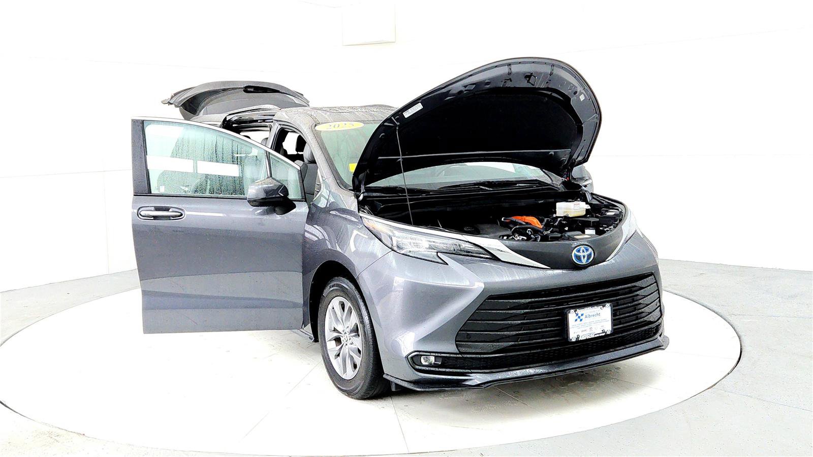 Used 2025 Toyota Sienna XLE w/ XLE Plus Package image 9