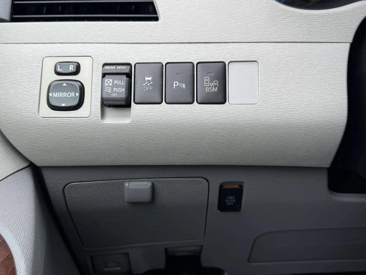 Used 2014 Toyota Sienna XLE w/ XLE Premium Package image 30