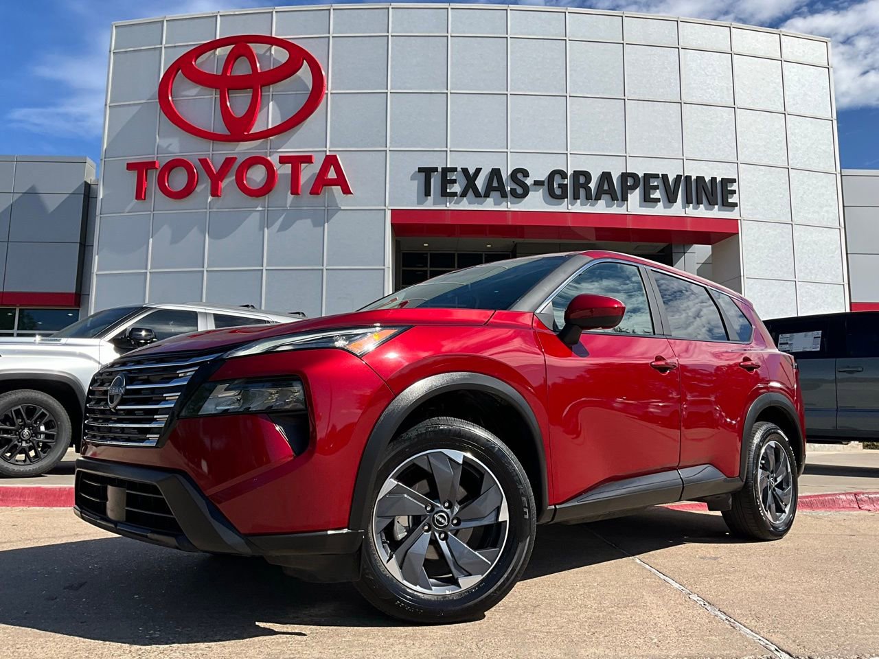 Used 2025 Nissan Rogue SV FWD image 2