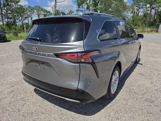 Used 2026 Toyota Sienna Limited FWD image 3