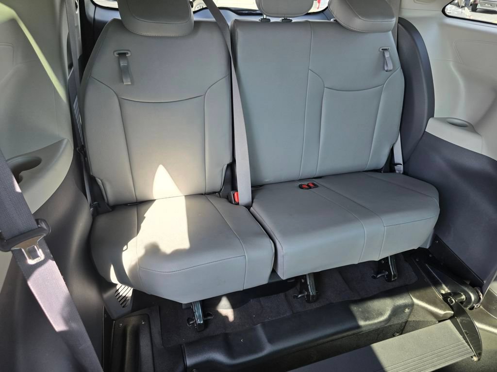 Used 2023 Toyota Sienna XLE w/ XLE Plus Package FWD image 15