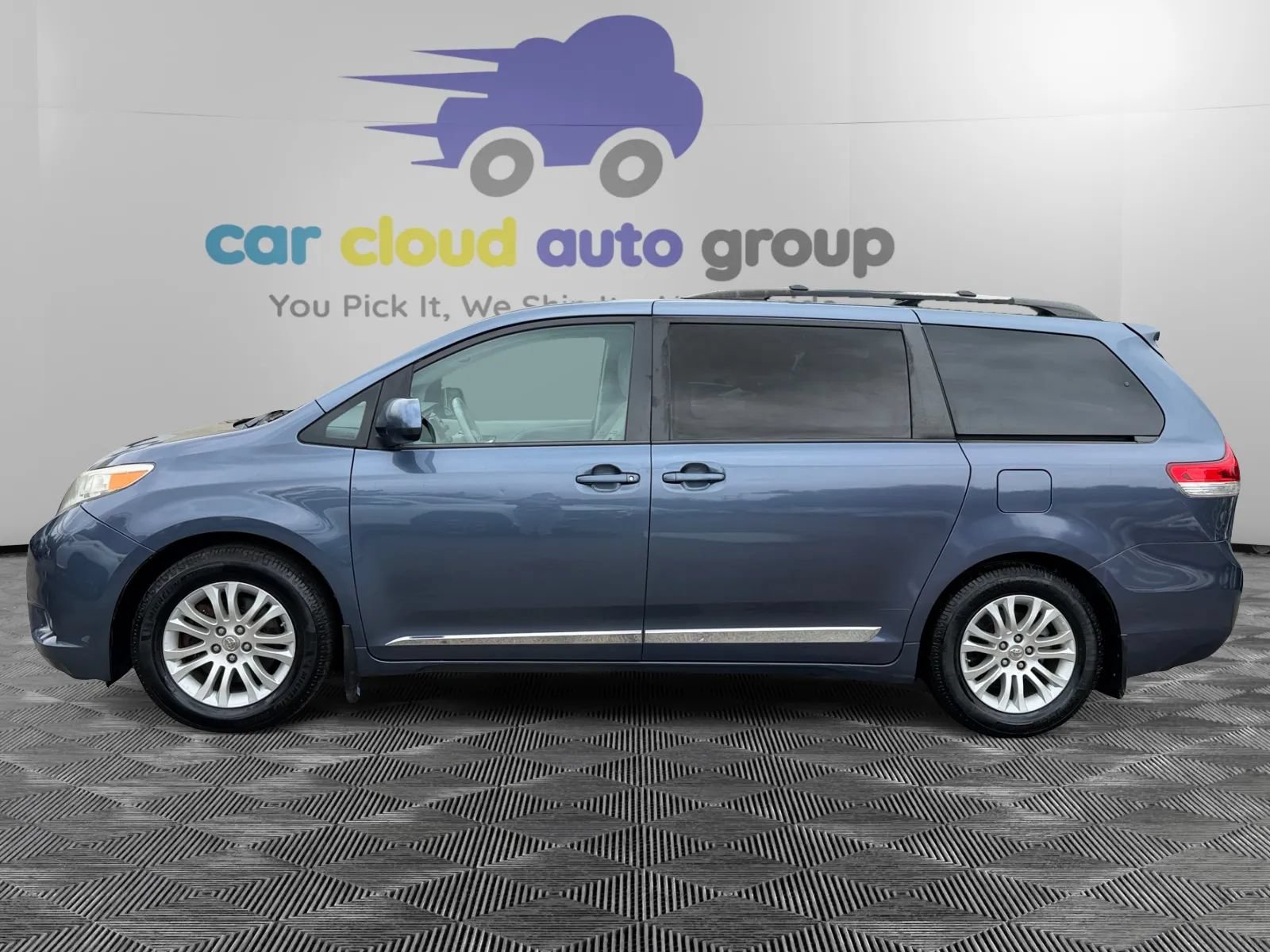Used 2013 Toyota Sienna XLE FWD image 2