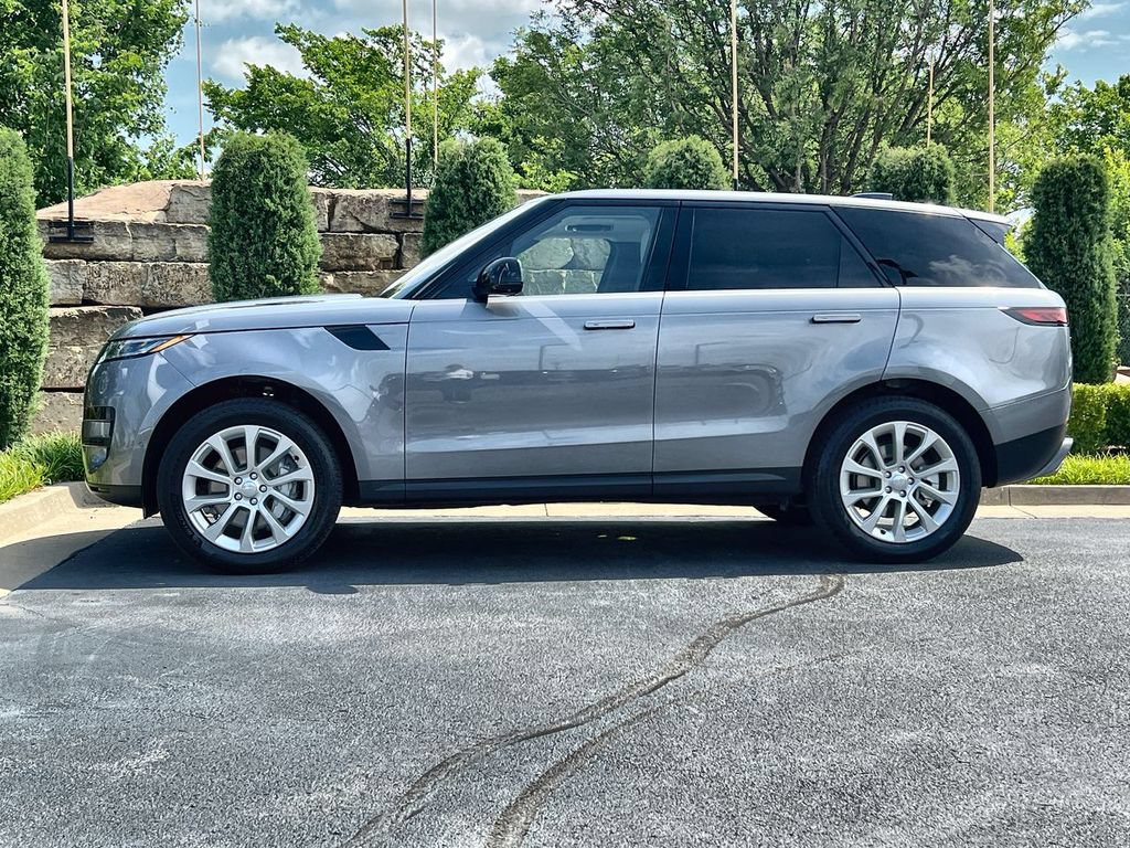 Used 2023 Land Rover Range Rover Sport SE AWD/4WD image 2