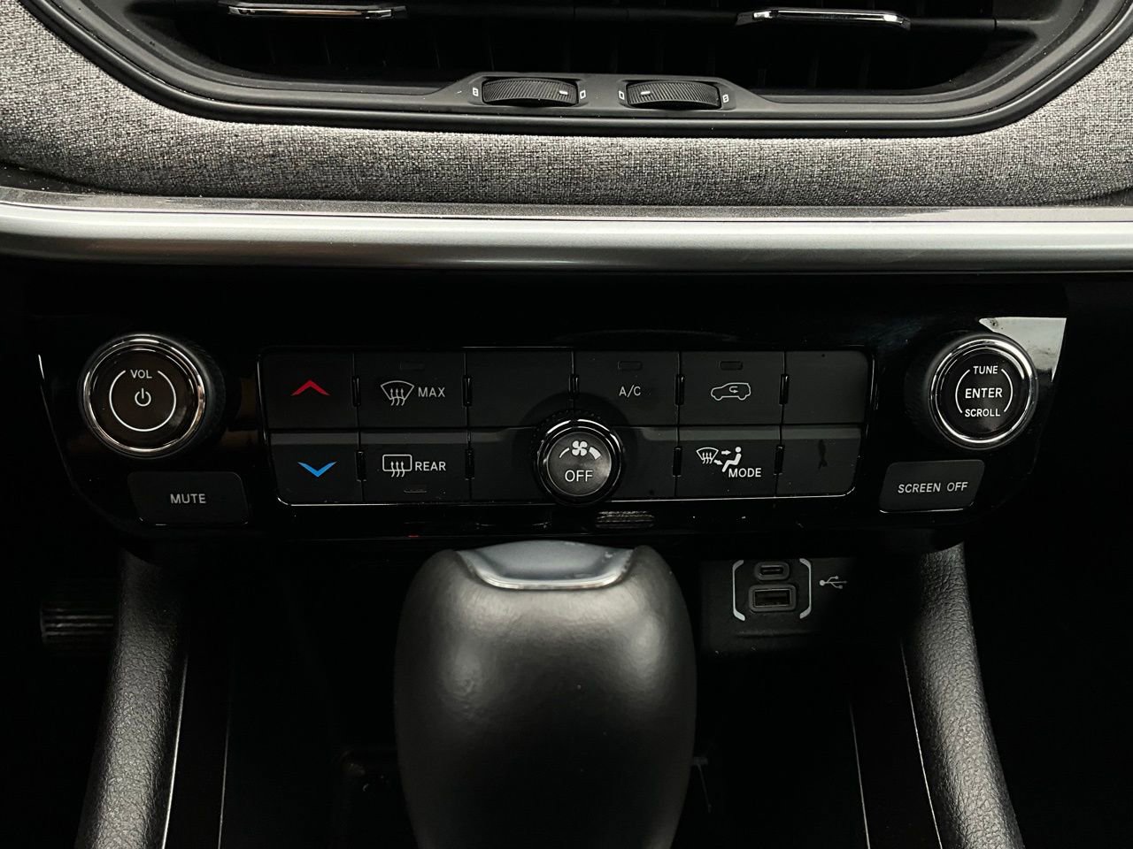 Used 2025 Jeep Compass Latitude image 27