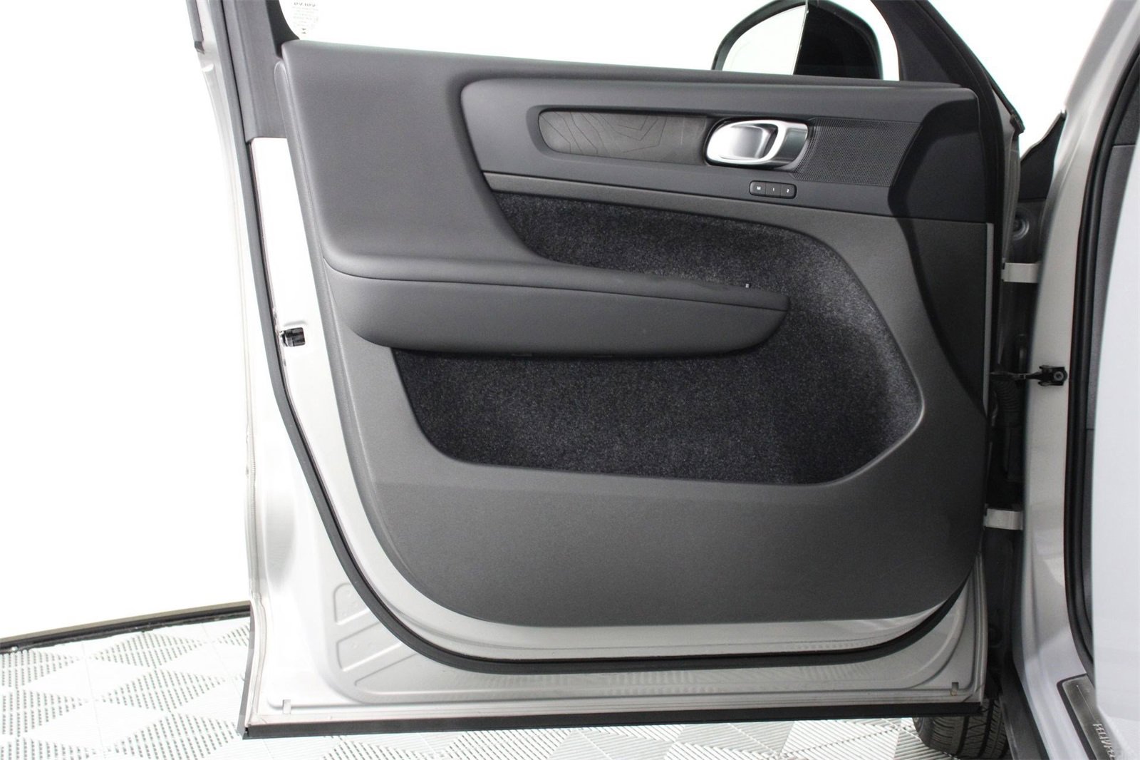 Certified 2023 Volvo C40 Recharge Core w/ Climate Package image 17