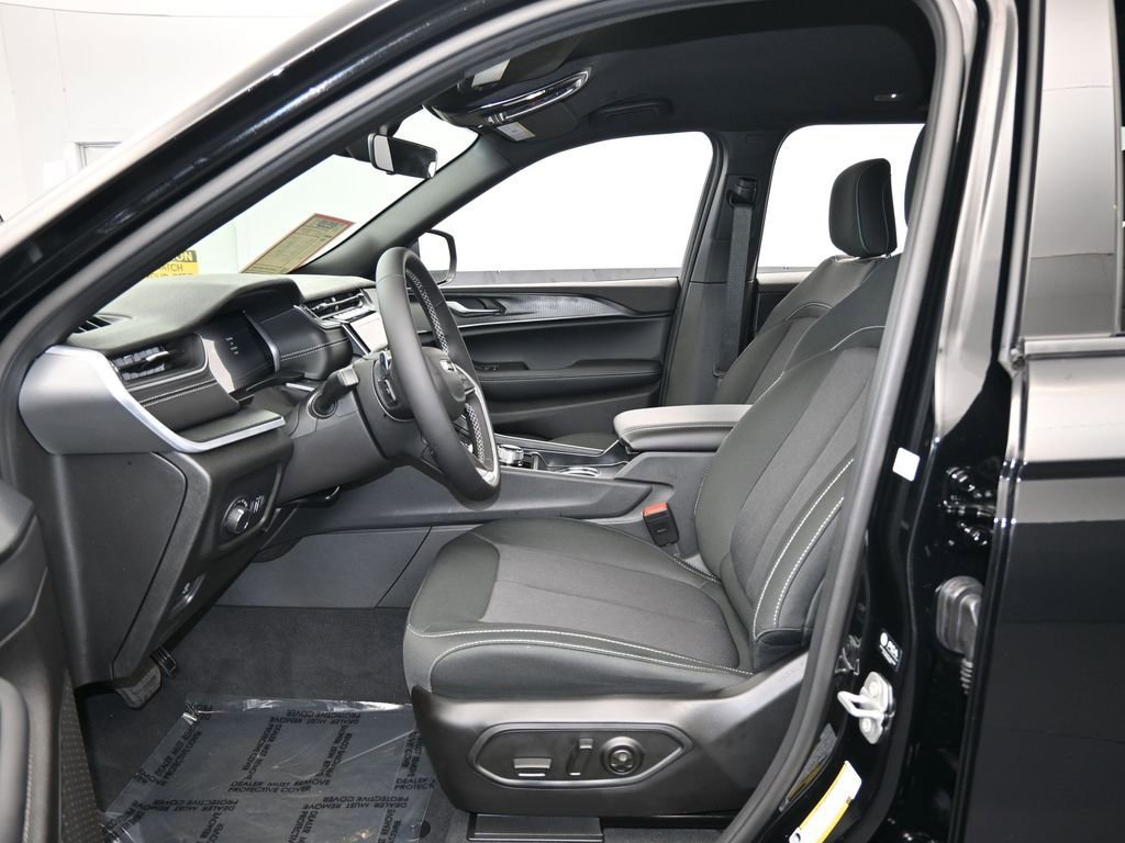 Used 2025 Jeep Grand Cherokee Laredo image 11