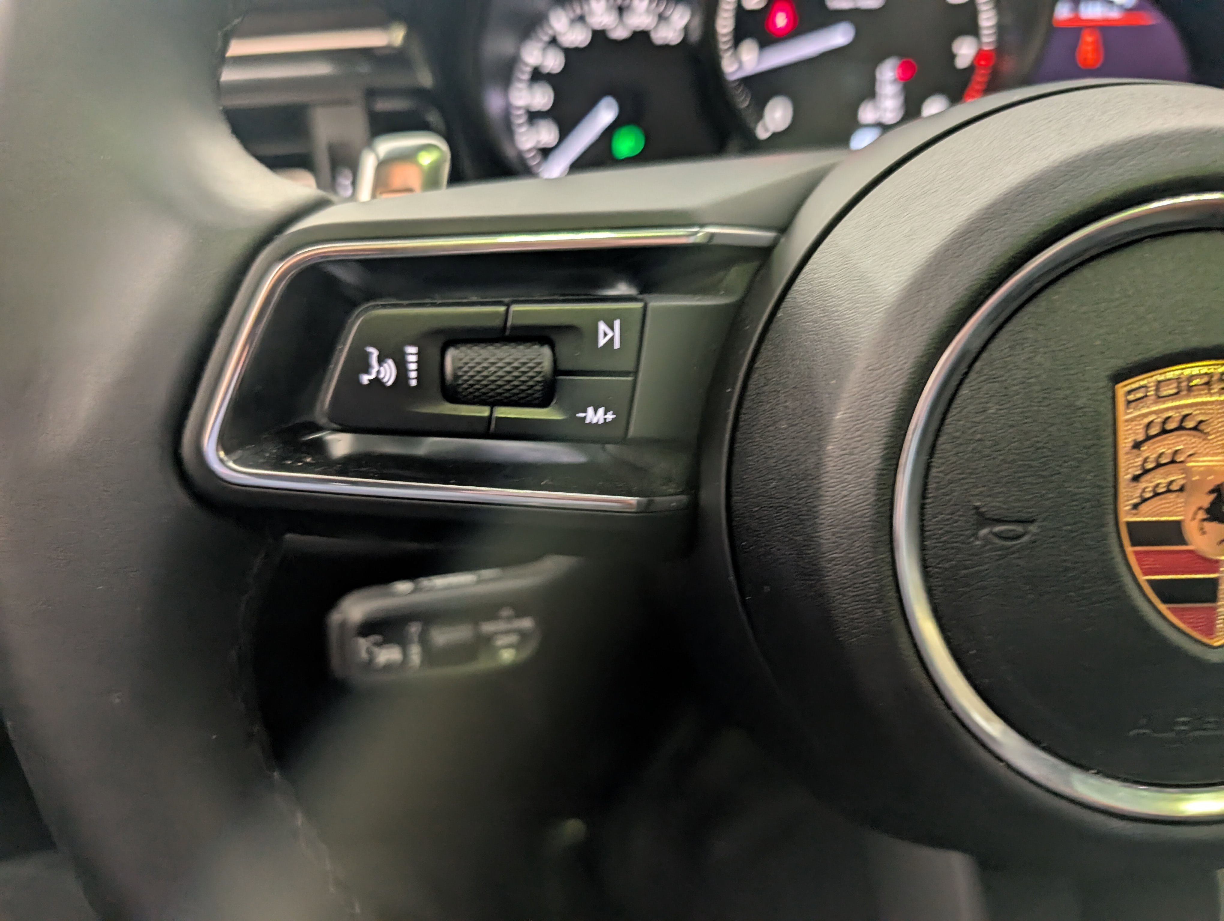 Used 2025 Porsche Macan image 31