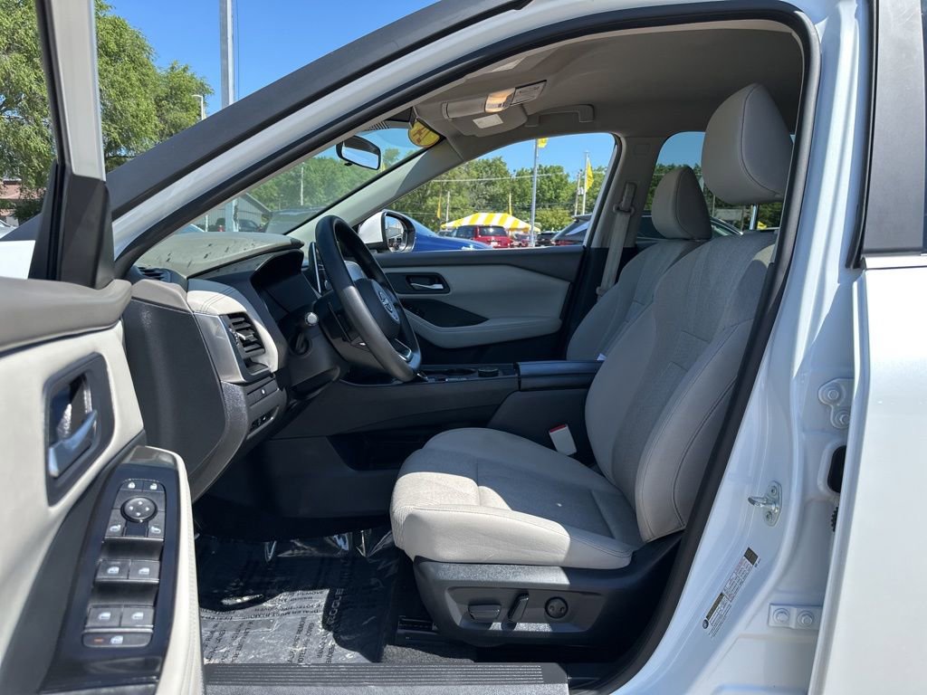 Used 2024 Nissan Rogue SV image 8