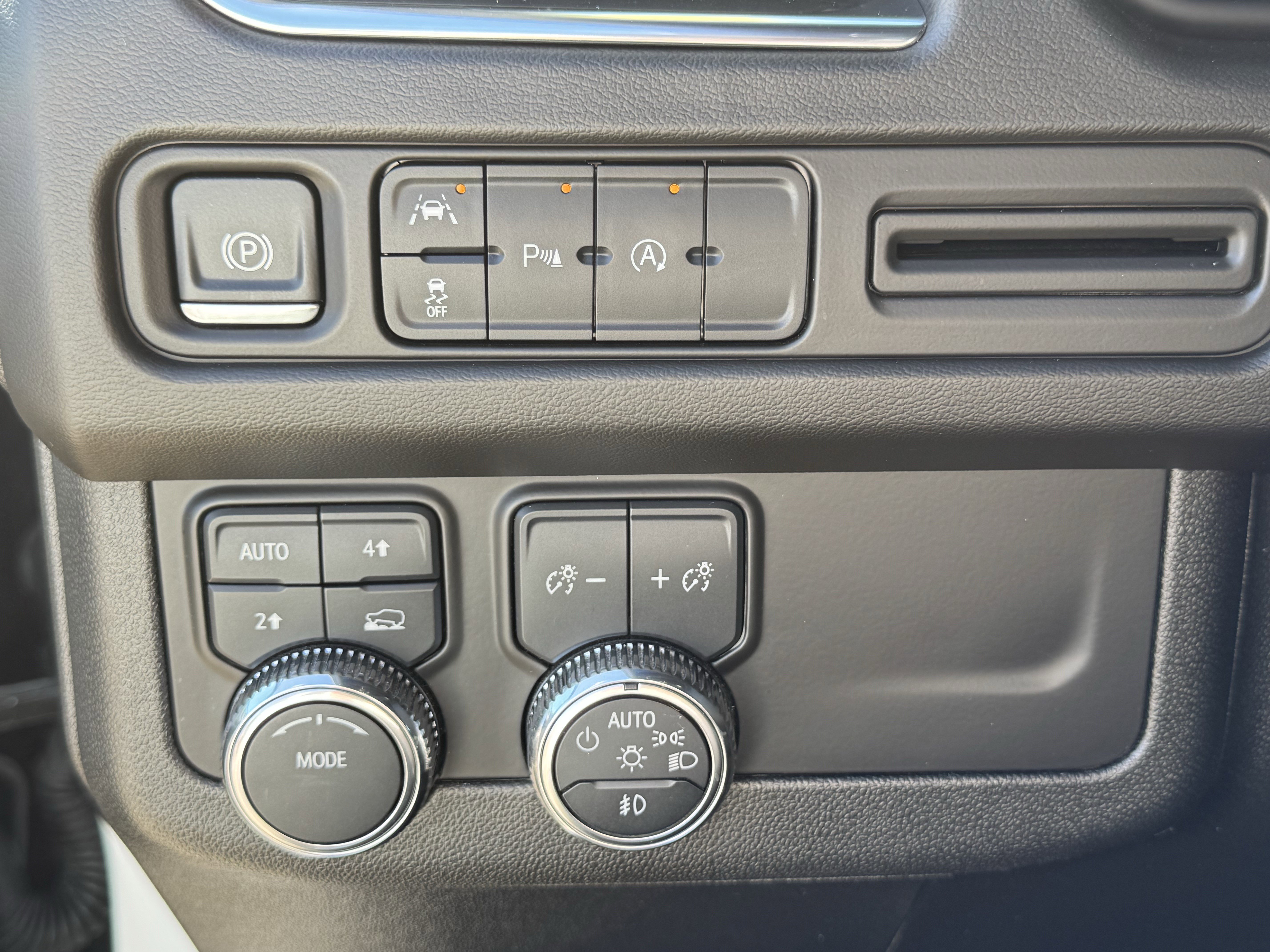 Used 2024 GMC Yukon XL SLE w/ Gmc Pro Safety Plus Package image 25