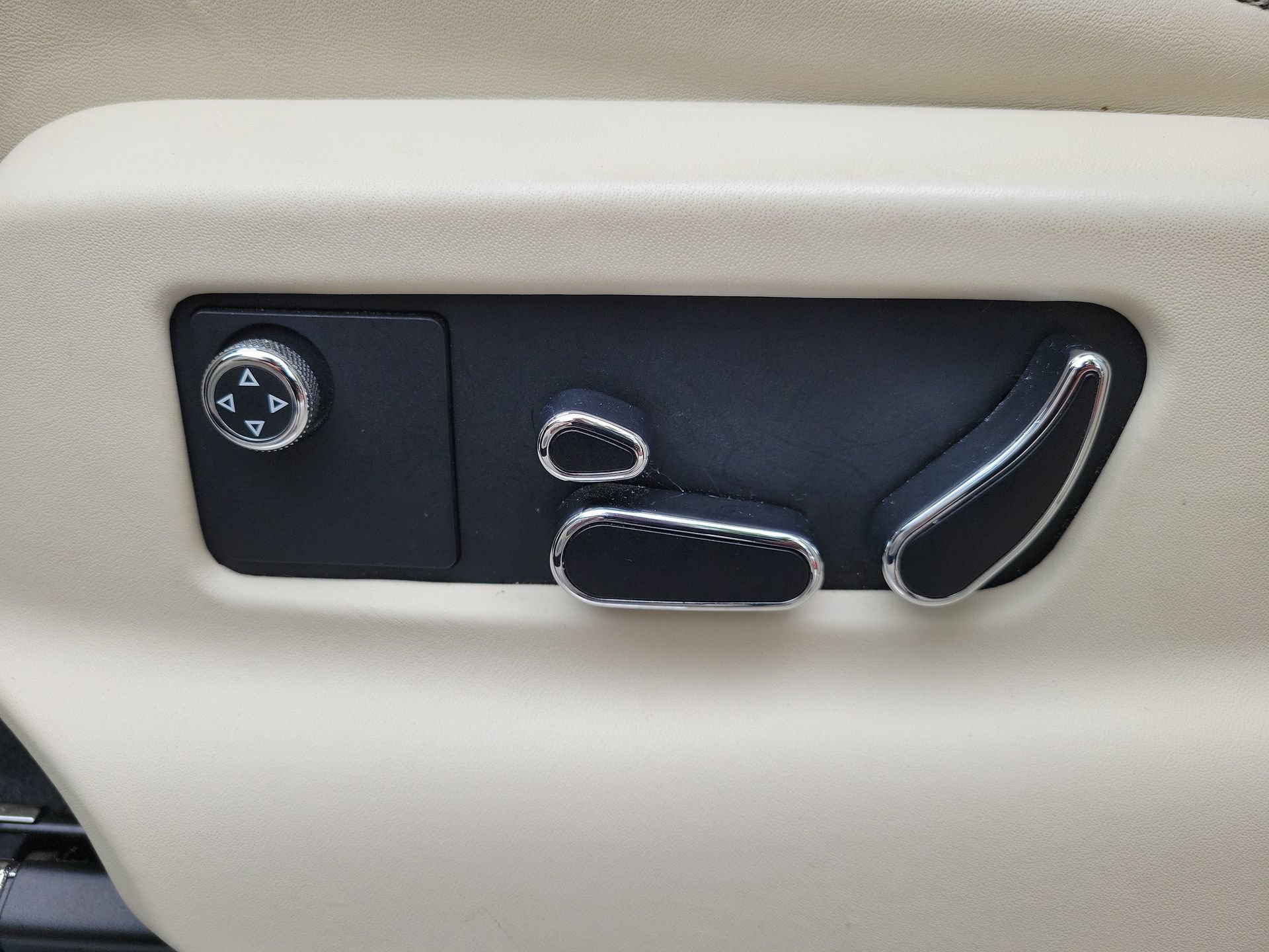 Certified 2022 Bentley Bentayga AWD/4WD image 33
