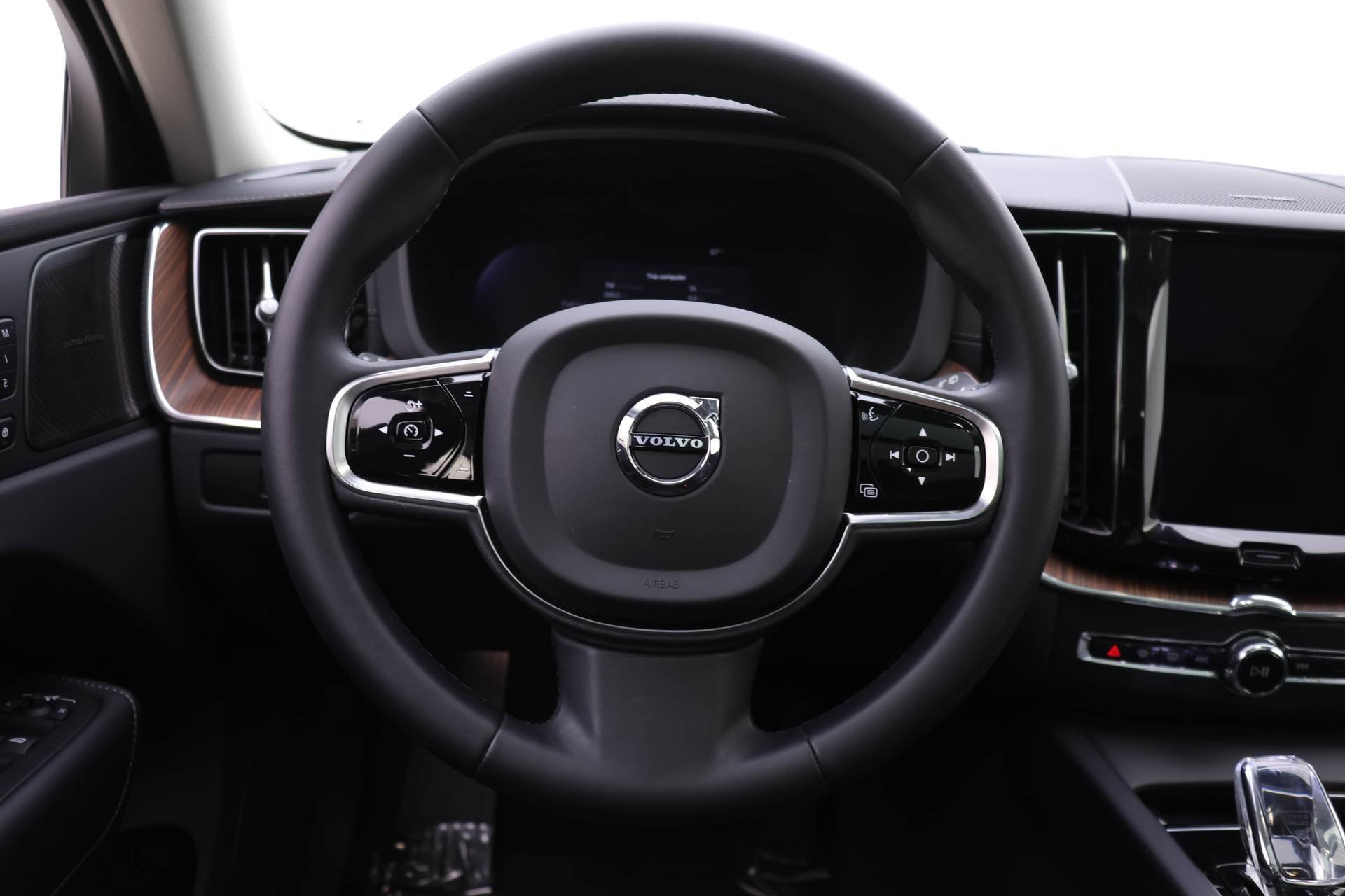 Certified 2023 Volvo XC60 B6 Ultimate w/ Protection Package Premier image 17