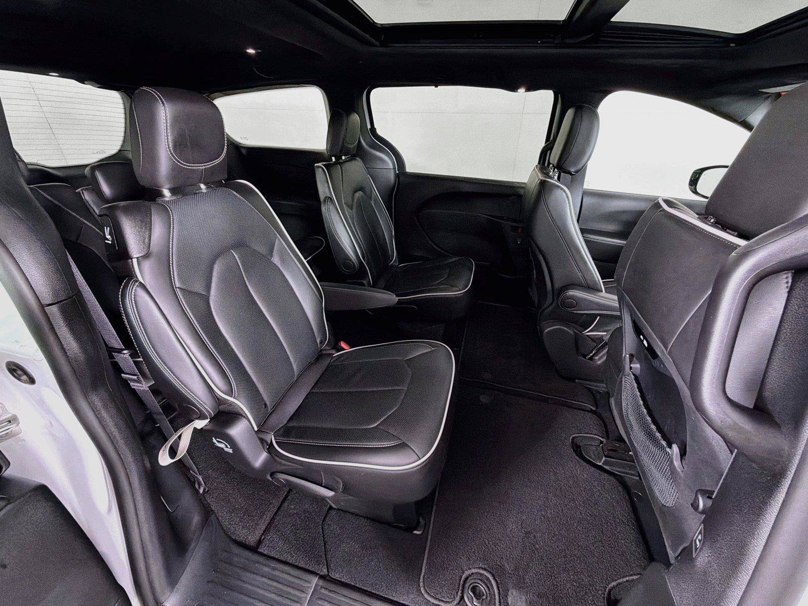 Used 2027 Chrysler Pacifica Limited FWD image 29