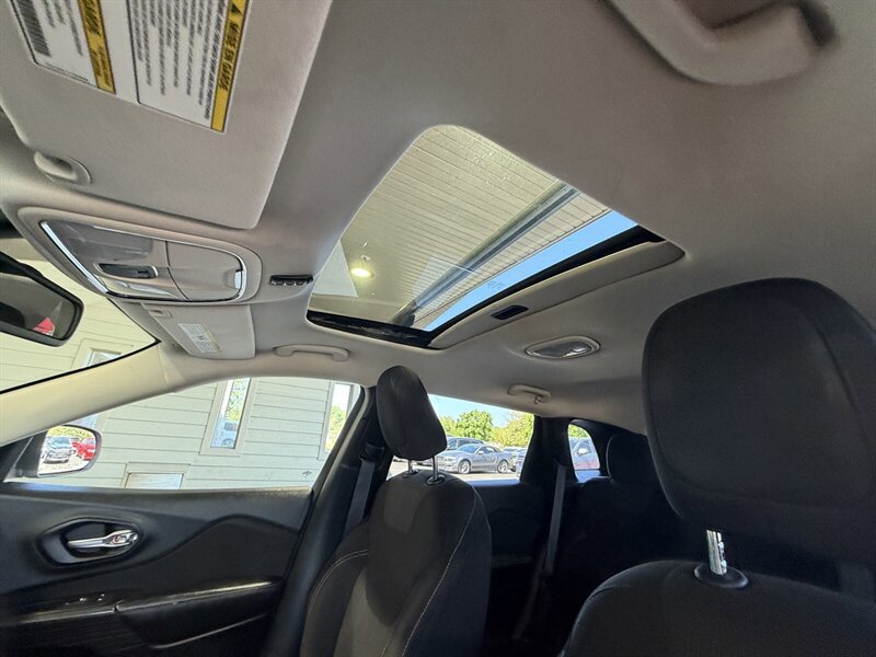 Used 2016 Jeep Cherokee Latitude w/ Safety/Convenience Group AWD/4WD image 18