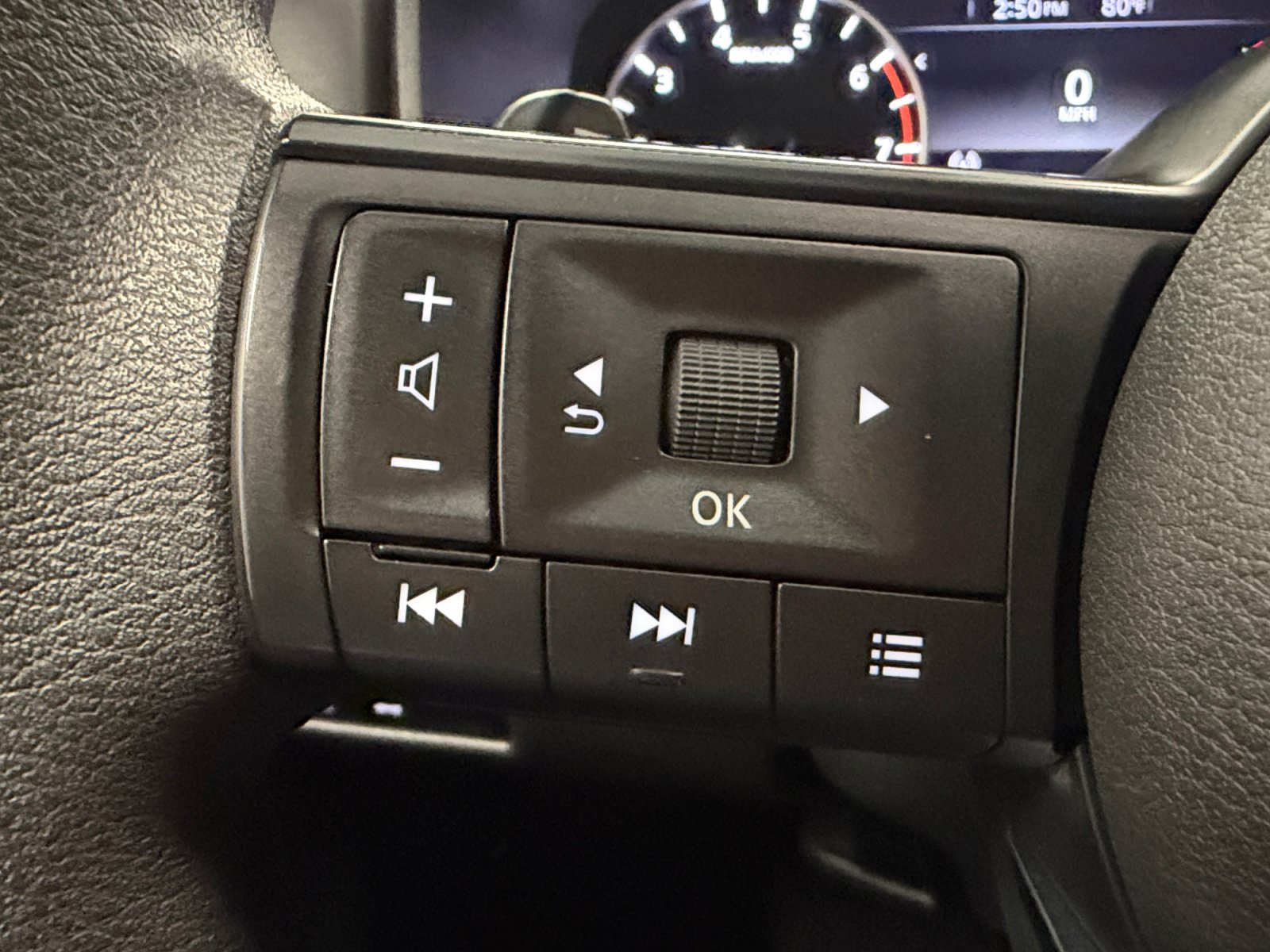 Used 2024 Nissan Rogue SV FWD image 18