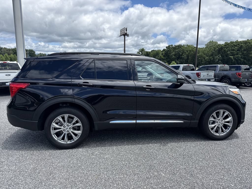 Used 2024 Ford Explorer XLT w/ Equipment Group 202A AWD/4WD image 8