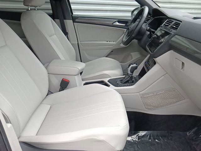 Used 2023 Volkswagen Tiguan SE R-Line FWD image 31