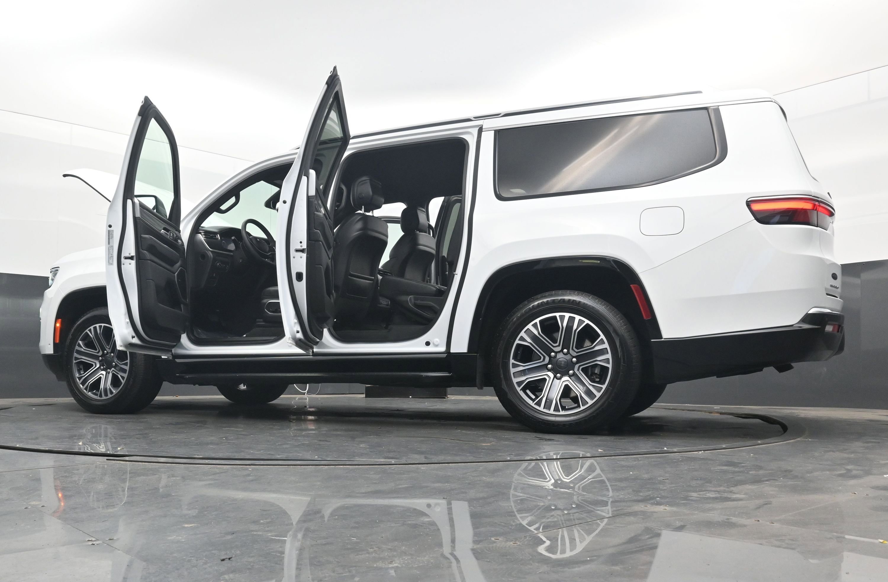 Used 2023 Jeep Wagoneer L Series II image 43