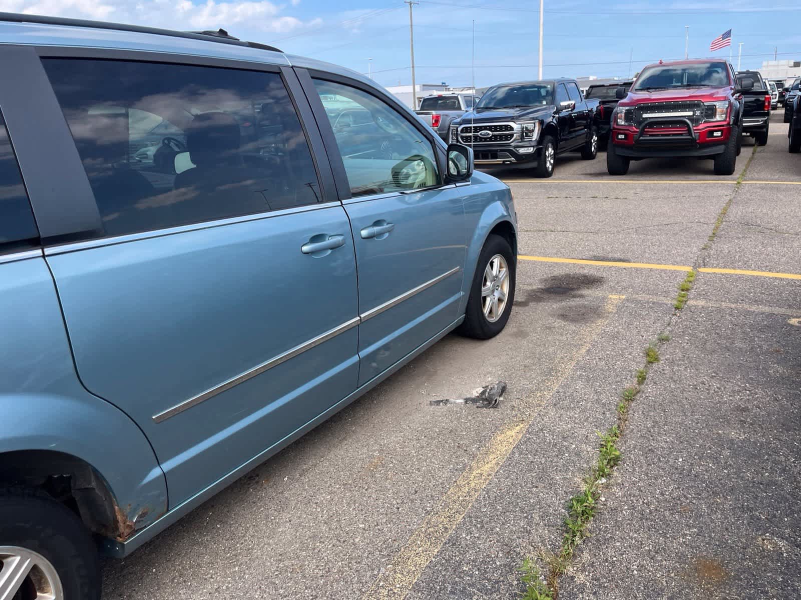 Used 2009 Chrysler Town & Country Touring w/ Family Value Group FWD image 14