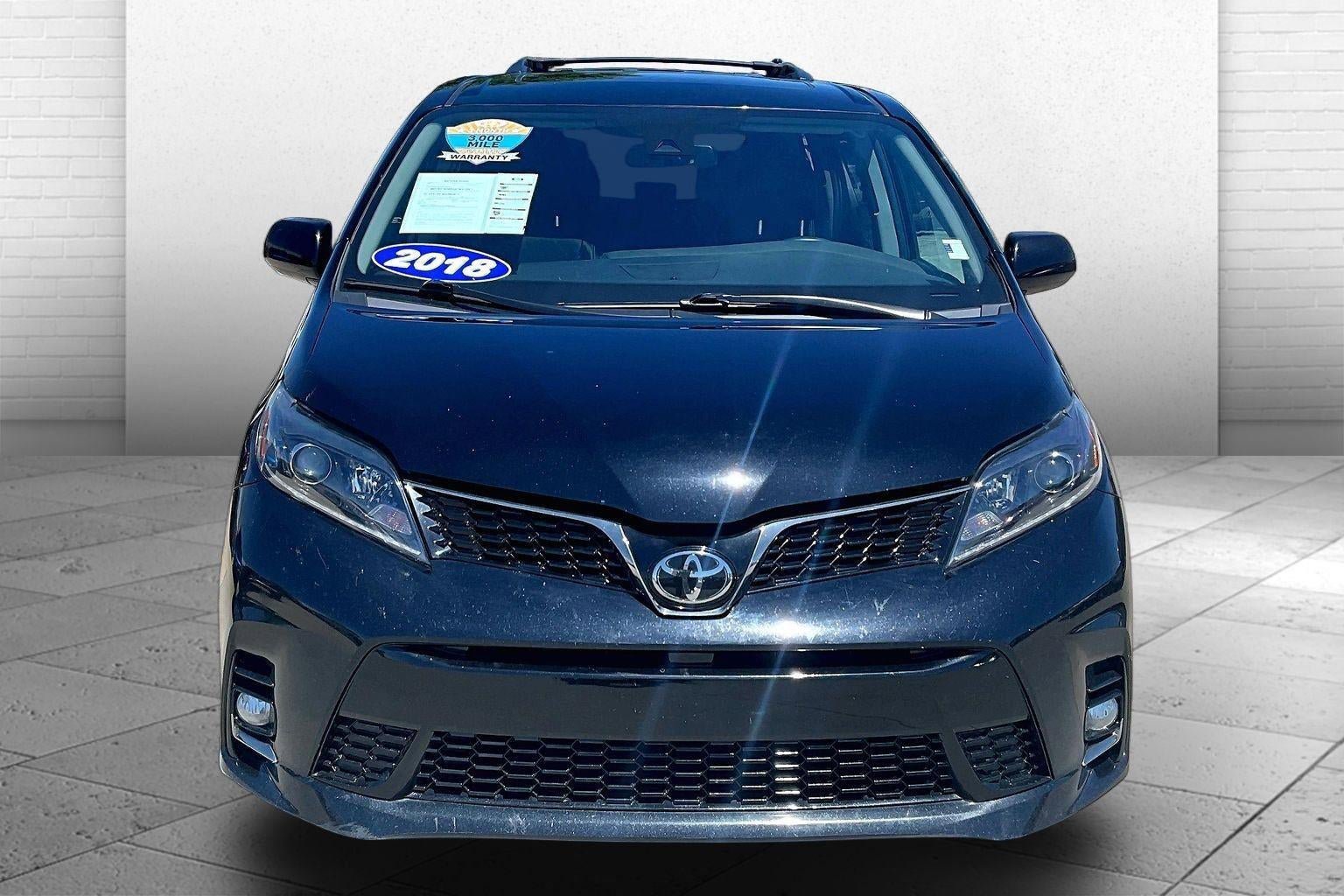Used 2018 Toyota Sienna SE Premium w/ Carpet Mat Package FWD image 2