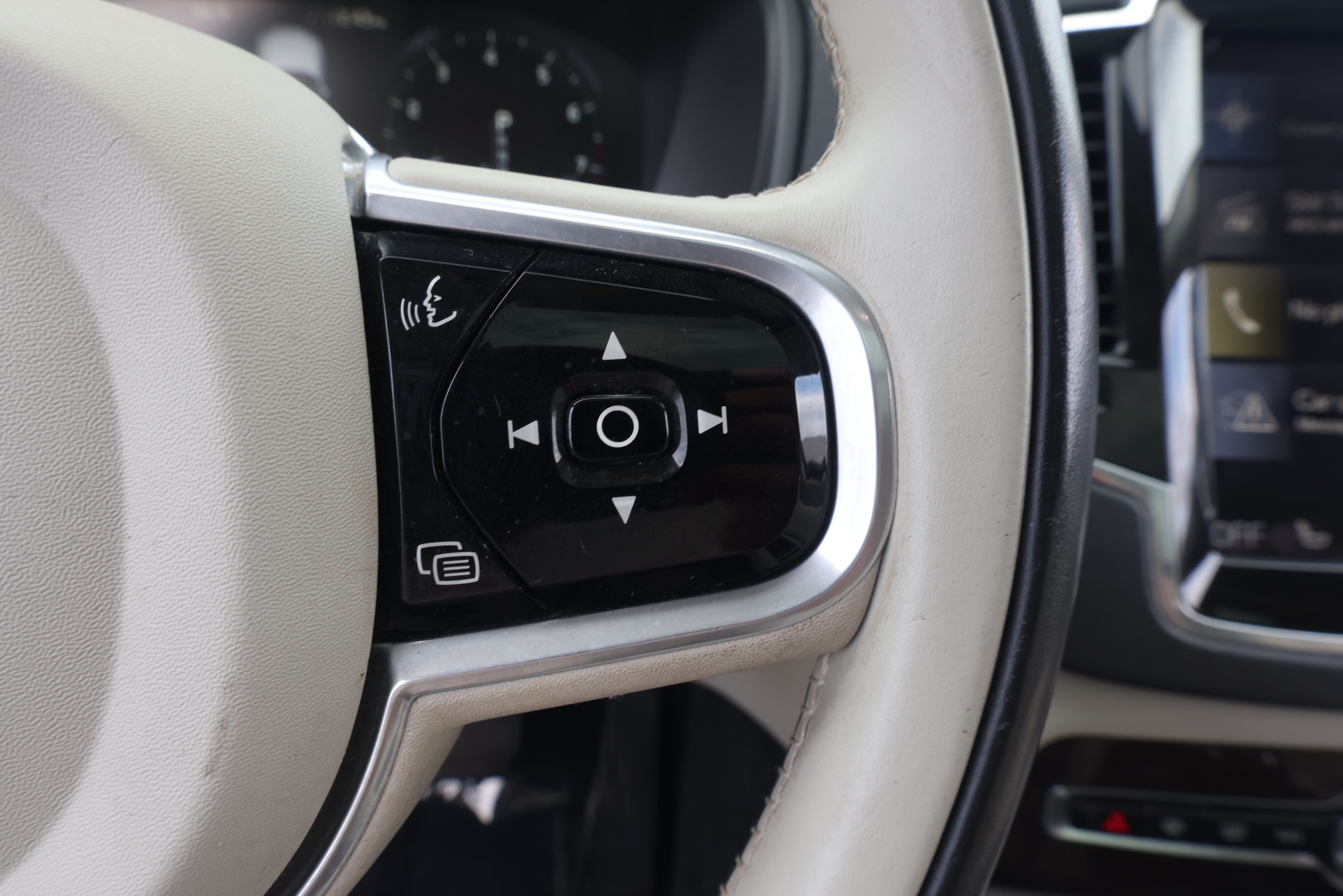 Used 2017 Volvo XC90 T6 Momentum w/ Vision Package AWD/4WD image 22