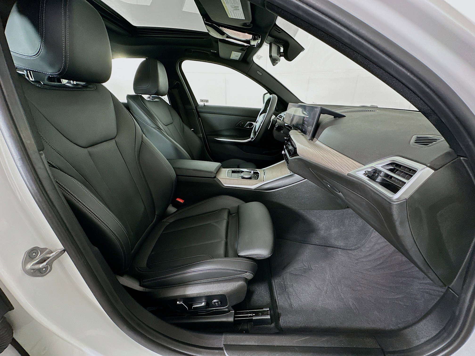 Used 2025 BMW 330i Sedan image 33