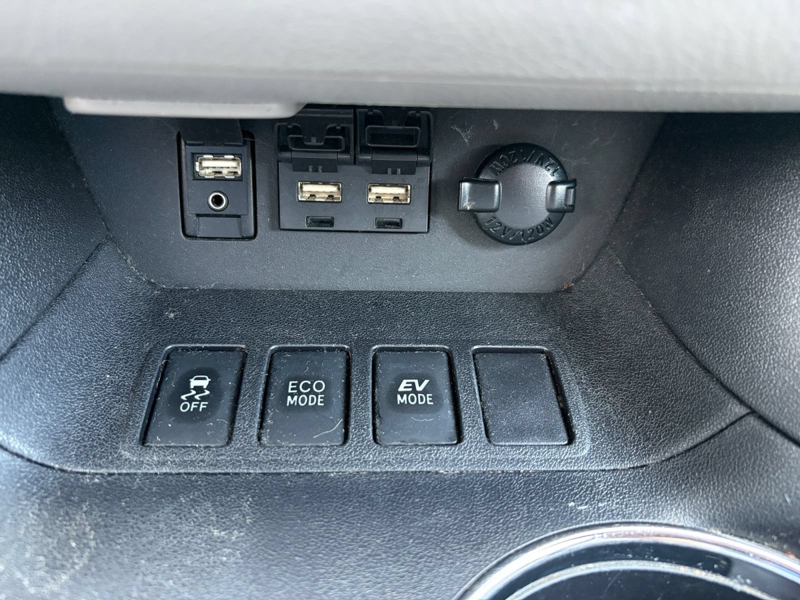 Used 2019 Toyota Highlander LE w/ Carpet Mat Package (TMS) AWD/4WD image 30