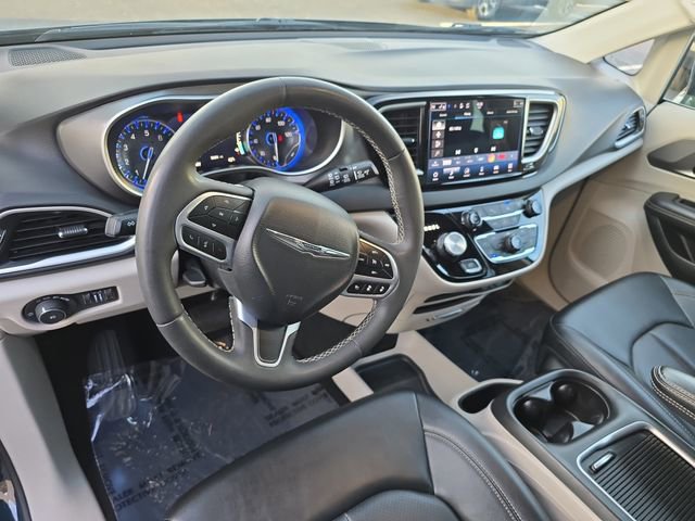 Used 2024 Chrysler Pacifica Touring-L FWD image 15