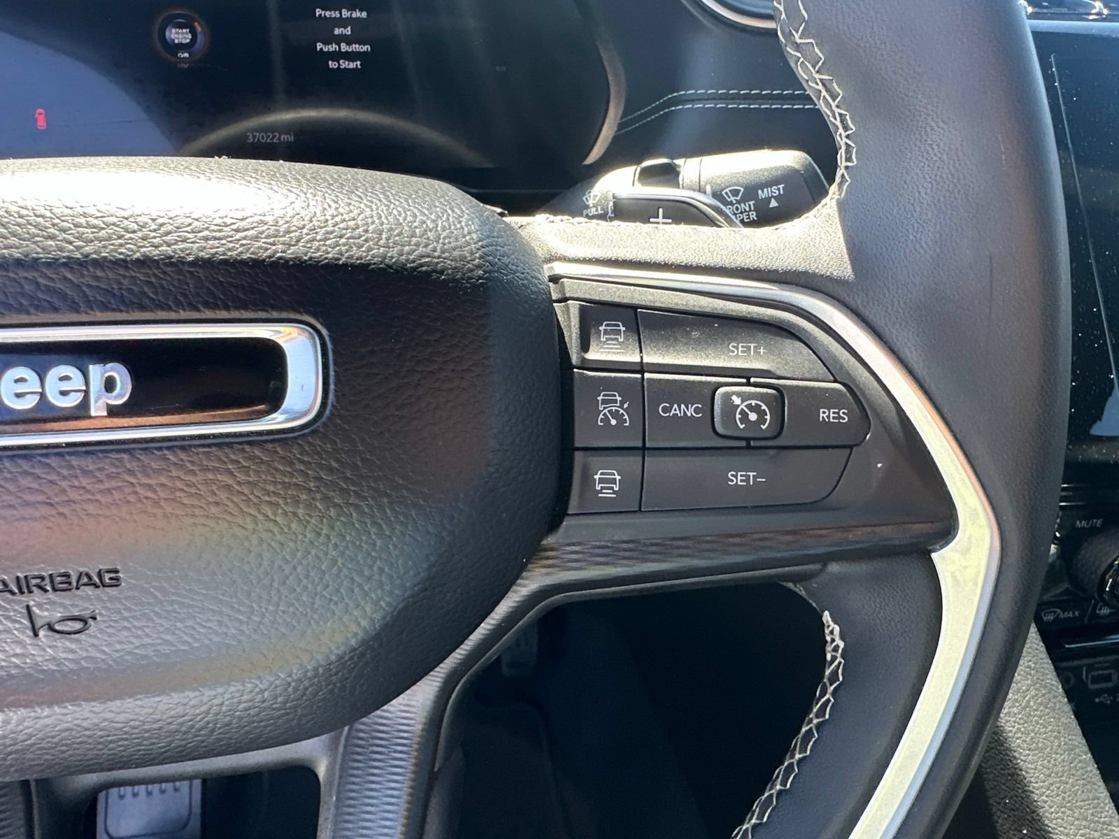 Used 2025 Jeep Grand Cherokee Altitude AWD/4WD image 9