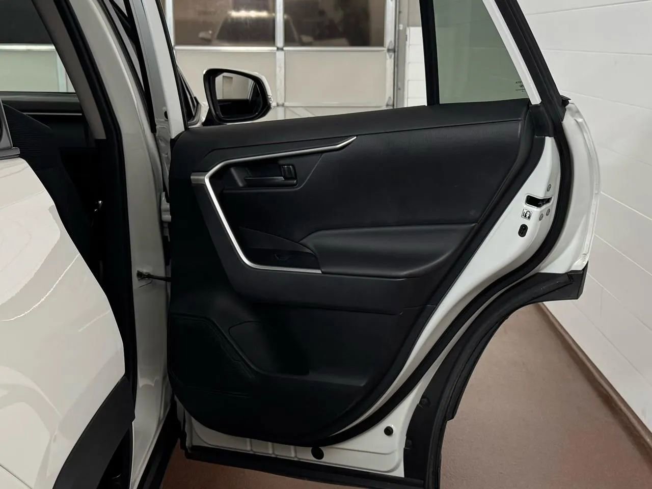 Used 2019 Toyota RAV4 LE AWD/4WD image 31