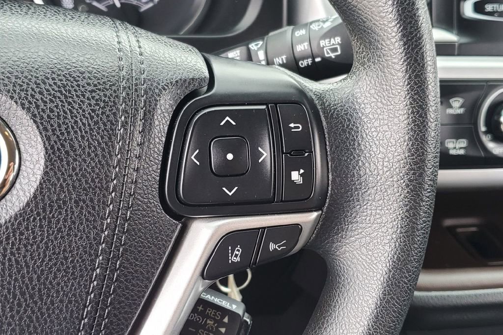 Used 2017 Toyota Highlander LE AWD/4WD image 8