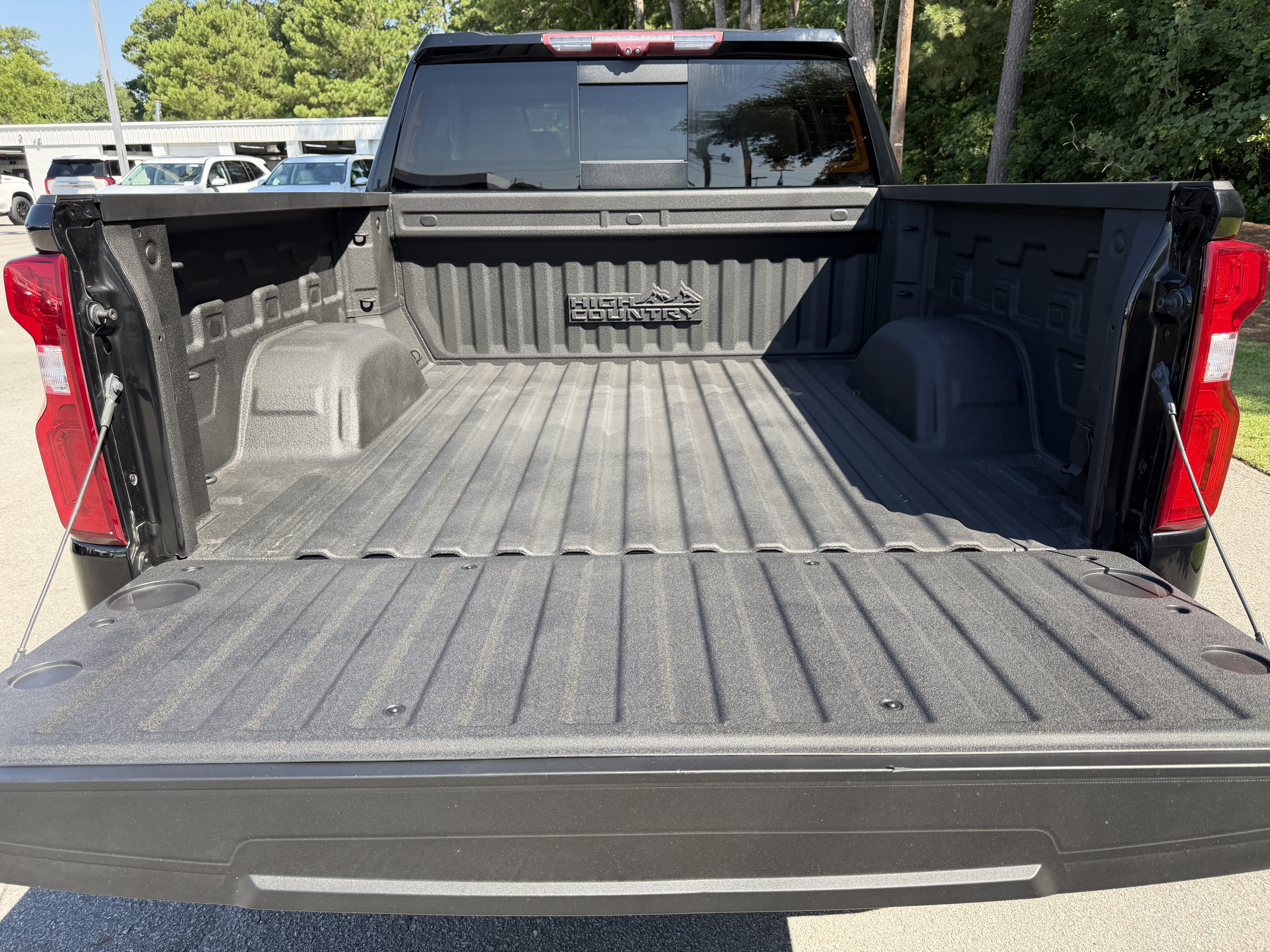 Used 2021 Chevrolet Silverado 1500 High Country w/ Technology Package AWD/4WD image 4