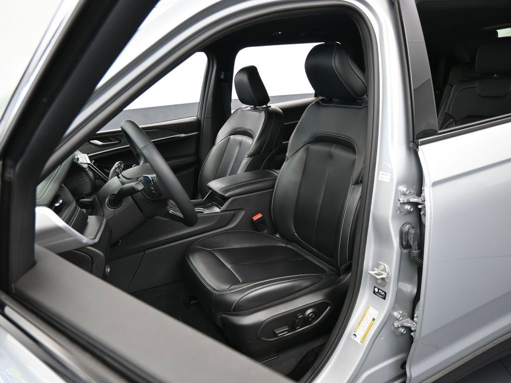 Used 2025 Jeep Grand Cherokee L Limited image 10