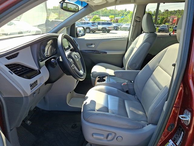 Used 2017 Toyota Sienna XLE w/ XLE Navigation Package AWD/4WD image 14