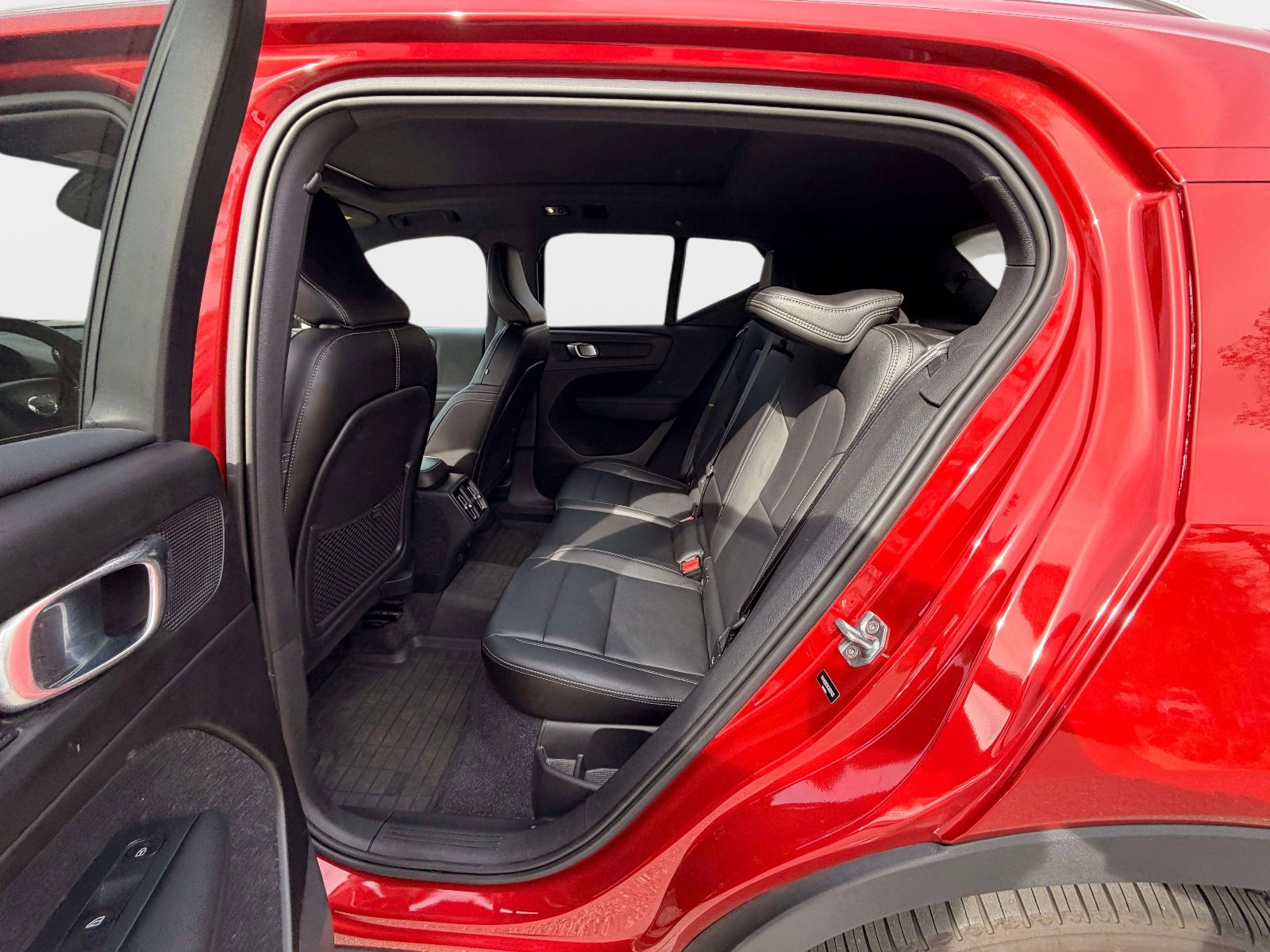 Used 2019 Volvo XC40 T5 Momentum image 16