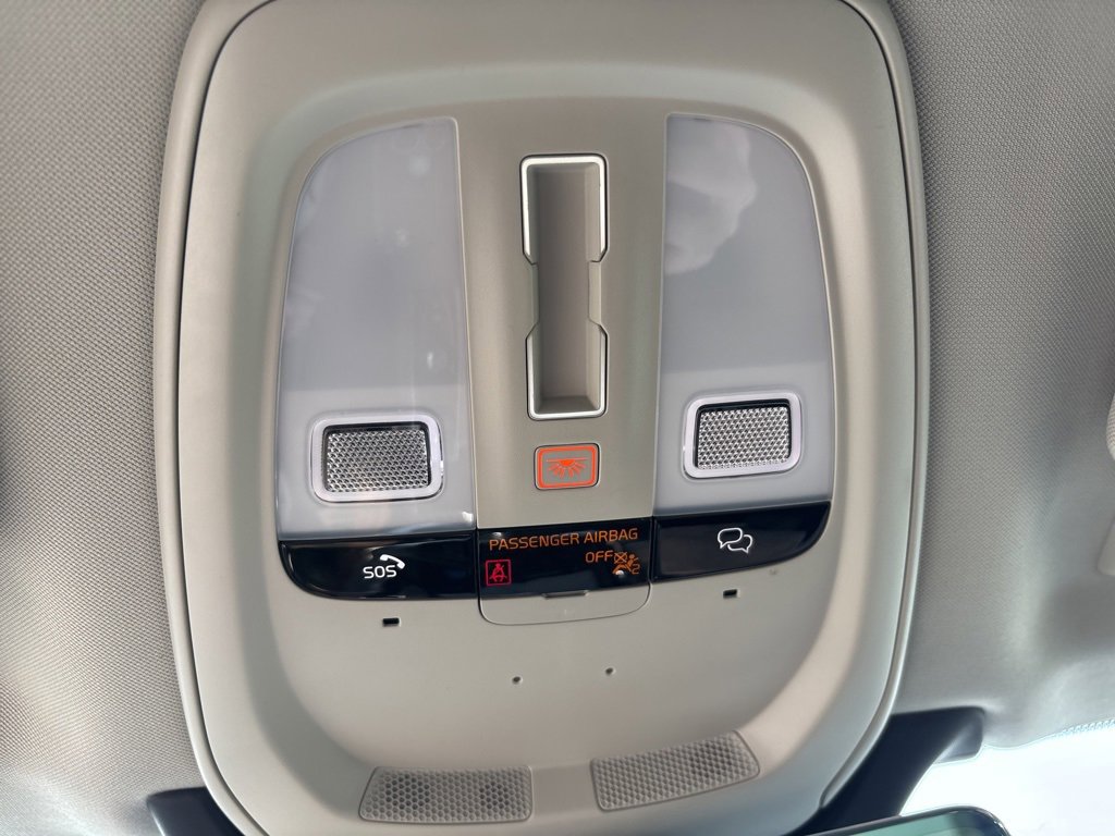 Certified 2025 Volvo XC90 B6 Plus image 31