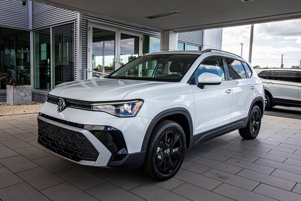 Certified 2025 Volkswagen Taos SE w/ Black Wheel Package image 10