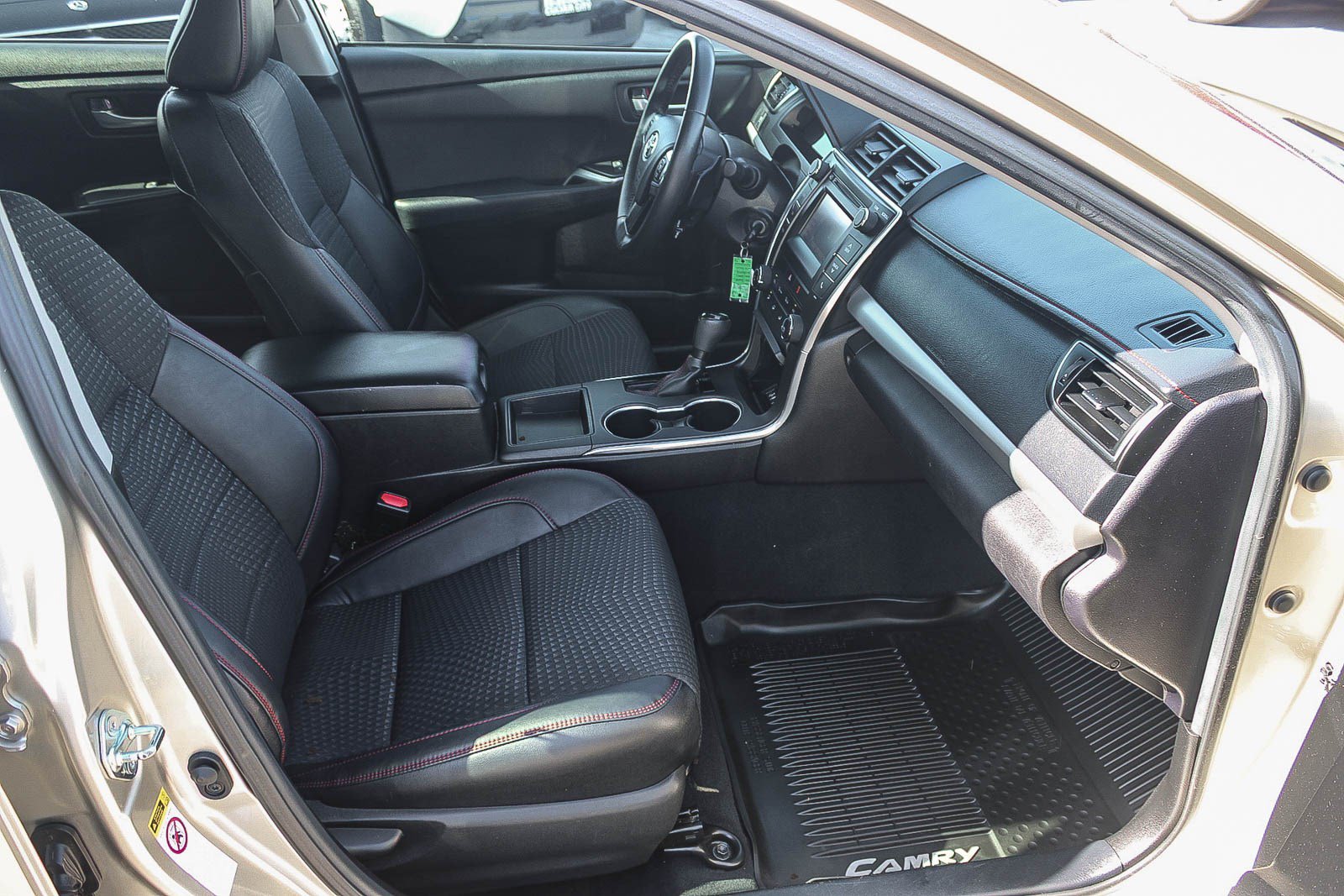 Used 2015 Toyota Camry SE FWD image 17