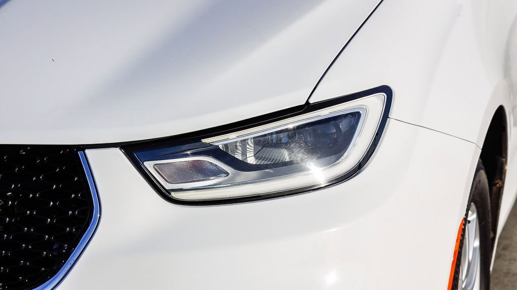 Used 2022 Chrysler Pacifica Touring-L FWD image 5