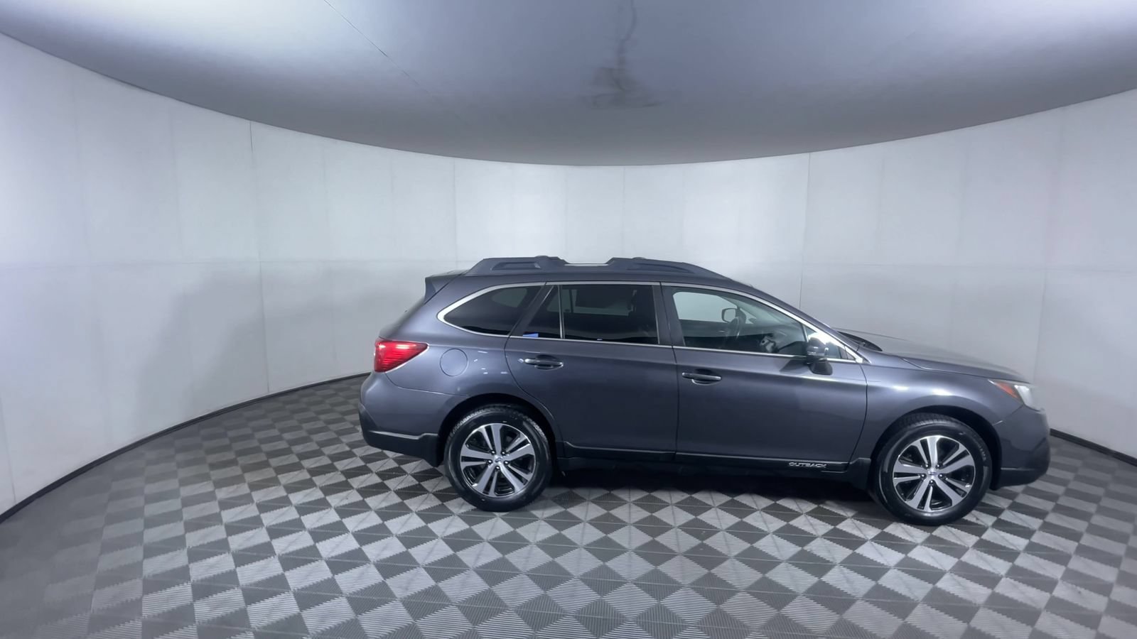Used 2018 Subaru Outback 3.6R Limited AWD/4WD image 9