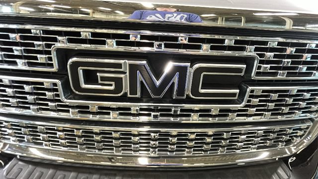 Used 2018 GMC Sierra 2500 Denali w/ Duramax Plus Package AWD/4WD image 8