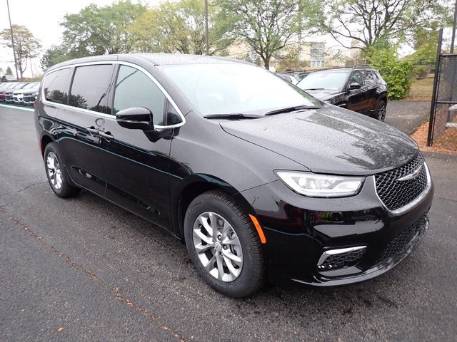 New 2026 Chrysler Pacifica Select image 9