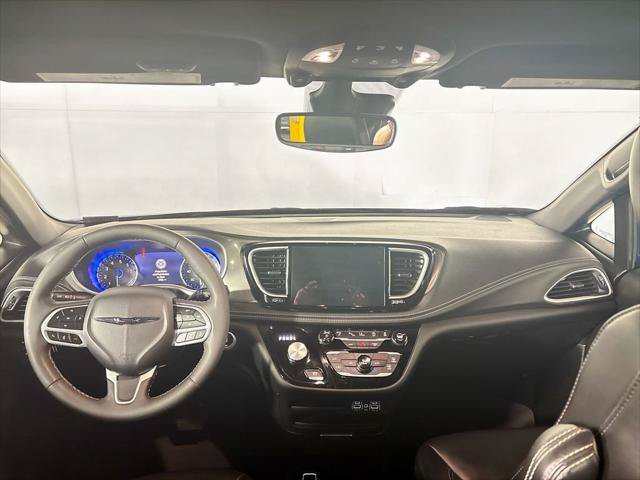 Certified 2025 Chrysler Pacifica Select AWD/4WD image 13