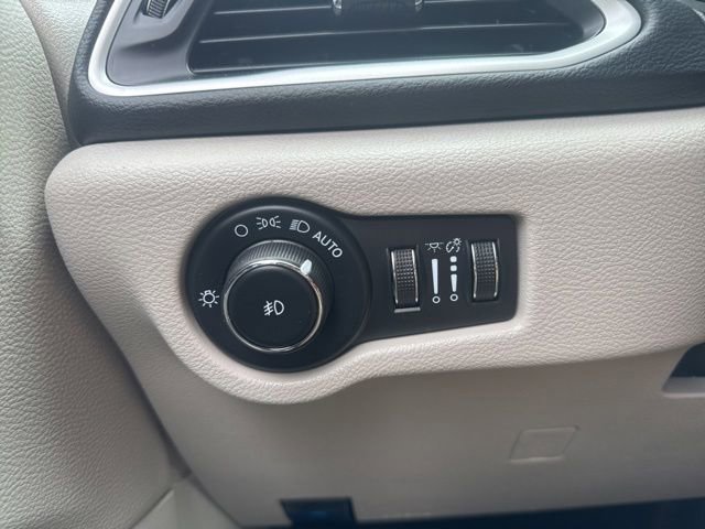 Used 2023 Chrysler Pacifica Touring-L FWD image 15