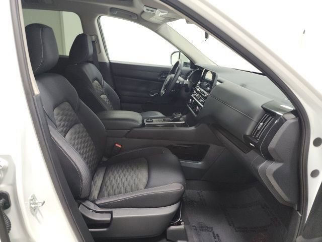 Used 2023 Nissan Pathfinder SV w/ SV Premium Package image 15
